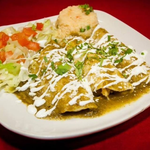 Enchiladas de Pollo con Mole Verde.