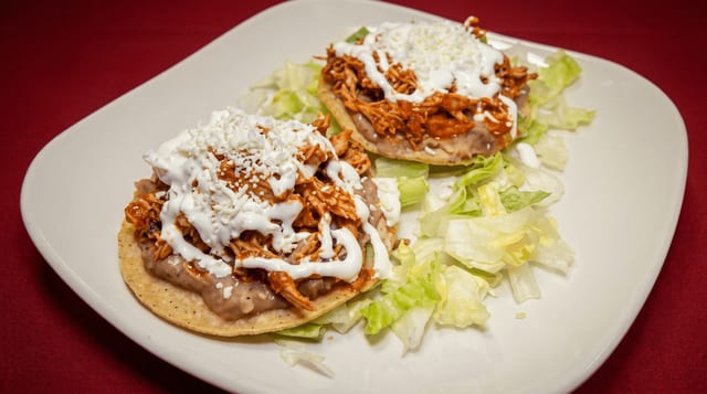 Tostadas de Tinga de Pollo.