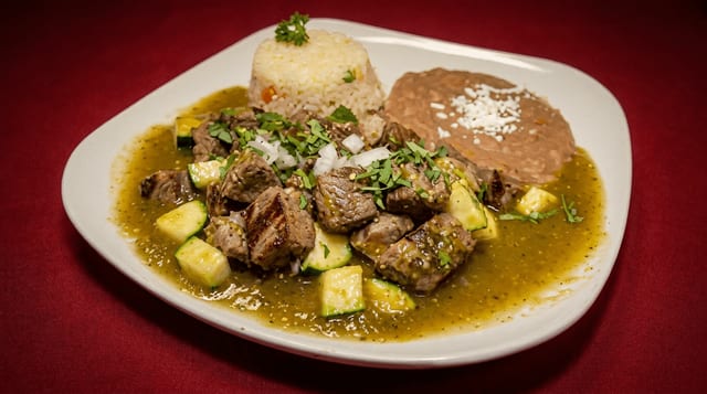 Puntas de Filete en Salsa de Tomatillo.